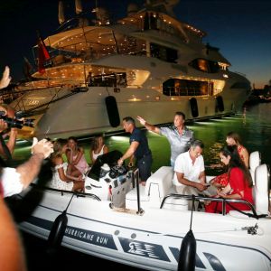 Sylvester Stallone a dîné dans la pizzeria Marcellino avec sa femme Jennifer Flavin et ses trois filles Sistine, Sophia et Scarlet avant de rejoindre son yacht le "Hurricane Run" sur le port de Saint-Tropez le 12 juillet 2018.