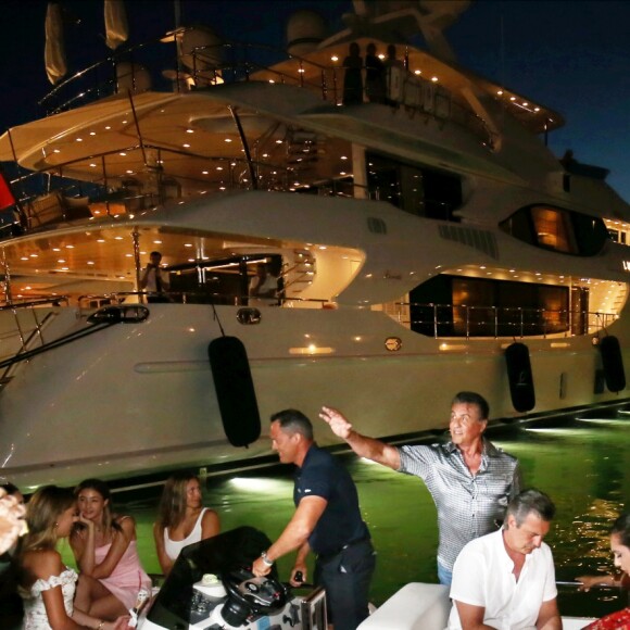 Sylvester Stallone a dîné dans la pizzeria Marcellino avec sa femme Jennifer Flavin et ses trois filles Sistine, Sophia et Scarlet avant de rejoindre son yacht le "Hurricane Run" sur le port de Saint-Tropez le 12 juillet 2018.