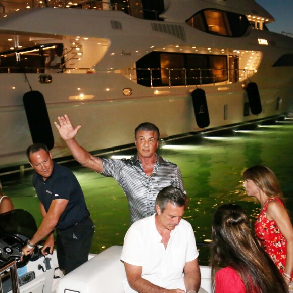 Sylvester Stallone a dîné dans la pizzeria Marcellino avec sa femme Jennifer Flavin et ses trois filles Sistine, Sophia et Scarlet avant de rejoindre son yacht le "Hurricane Run" sur le port de Saint-Tropez le 12 juillet 2018.