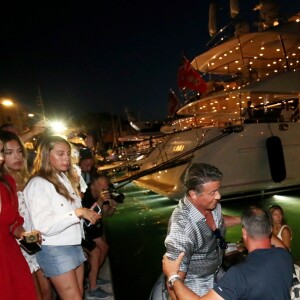 Sylvester Stallone a dîné dans la pizzeria Marcellino avec sa femme Jennifer Flavin et ses trois filles Sistine, Sophia et Scarlet avant de rejoindre son yacht le "Hurricane Run" sur le port de Saint-Tropez le 12 juillet 2018.