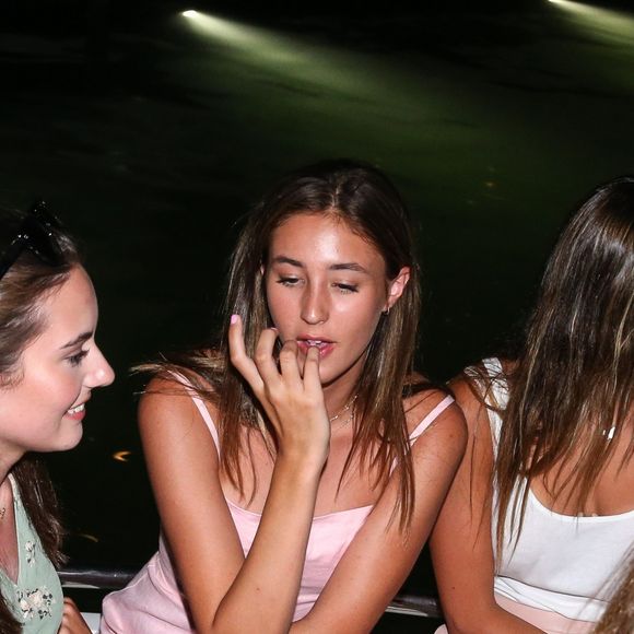 Sylvester Stallone a dîné dans la pizzeria Marcellino avec sa femme Jennifer Flavin et ses trois filles Sistine, Sophia et Scarlet avant de rejoindre son yacht sur le port de Saint-Tropez le 12 juillet 2018.