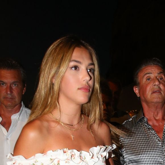 Sylvester Stallone a dîné dans la pizzeria Marcellino avec sa femme Jennifer Flavin et ses trois filles Sistine, Sophia et Scarlet avant de rejoindre son yacht sur le port de Saint-Tropez le 12 juillet 2018.