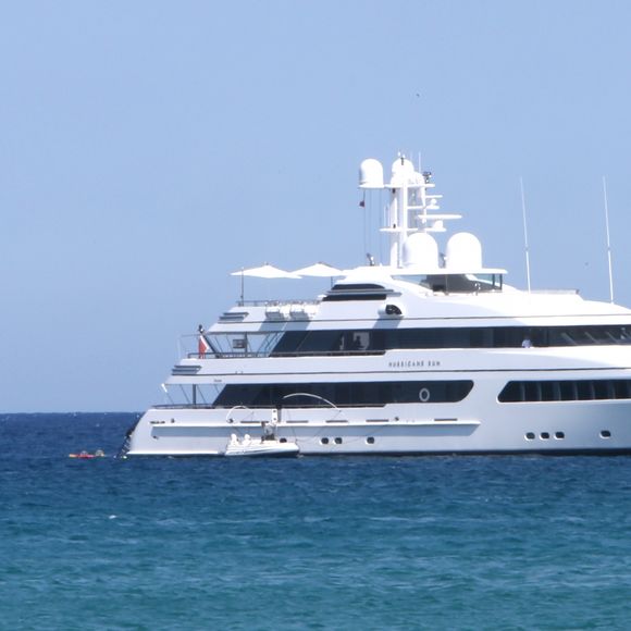 Sylvester Stallone a dîné dans la pizzeria Marcellino avec sa femme Jennifer Flavin et ses trois filles Sistine, Sophia et Scarlet avant de rejoindre son yacht le "Hurricane Run" sur le port de Saint-Tropez le 12 juillet 2018.