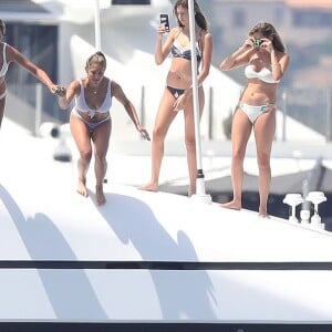 Sylvester Stallone avec sa femme Jennifer Flavin et leurs filles Sistine Rose, Sophia Rose et Scarlet Rose, passent leurs vacances sur un yacht dans le Cap d'Antibes. Le 14 juillet 2018