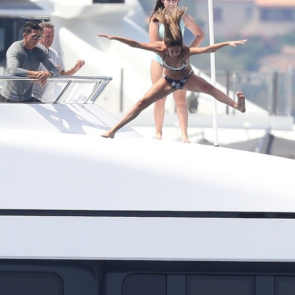 Sylvester Stallone avec sa femme Jennifer Flavin et leurs filles Sistine Rose, Sophia Rose et Scarlet Rose, passent leurs vacances sur un yacht dans le Cap d'Antibes. Le 14 juillet 2018