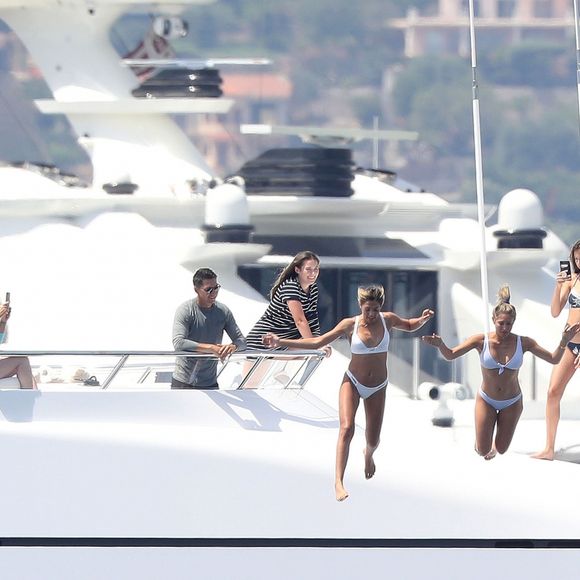 Sylvester Stallone avec sa femme Jennifer Flavin et leurs filles Sistine Rose, Sophia Rose et Scarlet Rose, passent leurs vacances sur un yacht dans le Cap d'Antibes. Le 14 juillet 2018