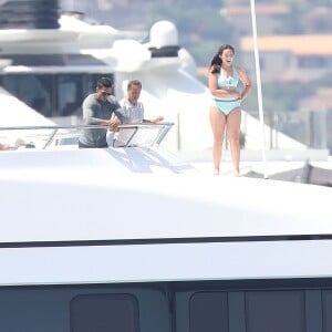 Sylvester Stallone avec sa femme Jennifer Flavin et leurs filles Sistine Rose, Sophia Rose et Scarlet Rose, passent leurs vacances sur un yacht dans le Cap d'Antibes. Le 14 juillet 2018