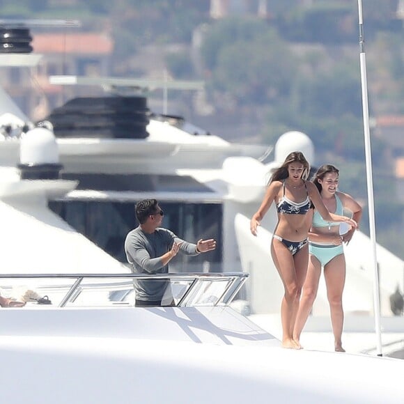 Sylvester Stallone avec sa femme Jennifer Flavin et leurs filles Sistine Rose, Sophia Rose et Scarlet Rose, passent leurs vacances sur un yacht dans le Cap d'Antibes. Le 14 juillet 2018