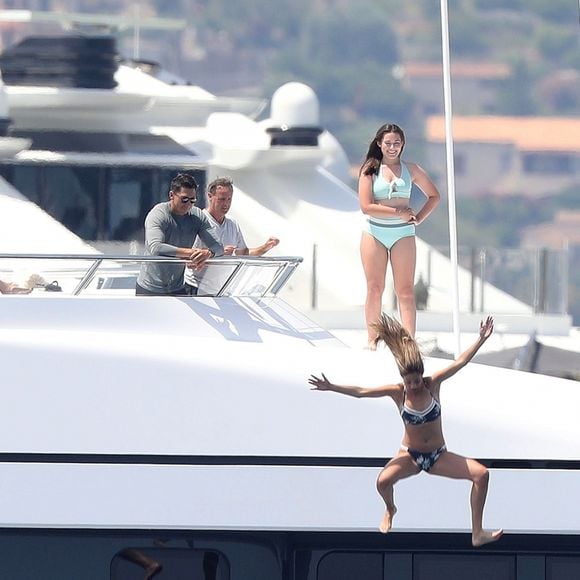 Sylvester Stallone avec sa femme Jennifer Flavin et leurs filles Sistine Rose, Sophia Rose et Scarlet Rose, passent leurs vacances sur un yacht dans le Cap d'Antibes. Le 14 juillet 2018