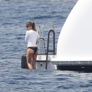 Sylvester Stallone avec sa femme Jennifer Flavin et leurs filles Sistine Rose, Sophia Rose et Scarlet Rose, passent leurs vacances sur un yacht dans le Cap d'Antibes. Le 14 juillet 2018