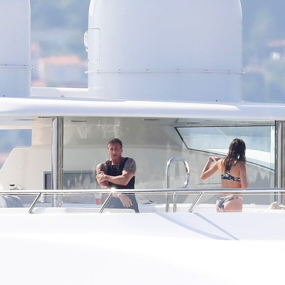 Sylvester Stallone avec sa femme Jennifer Flavin et leurs filles Sistine Rose, Sophia Rose et Scarlet Rose, passent leurs vacances sur un yacht dans le Cap d'Antibes. Le 14 juillet 2018