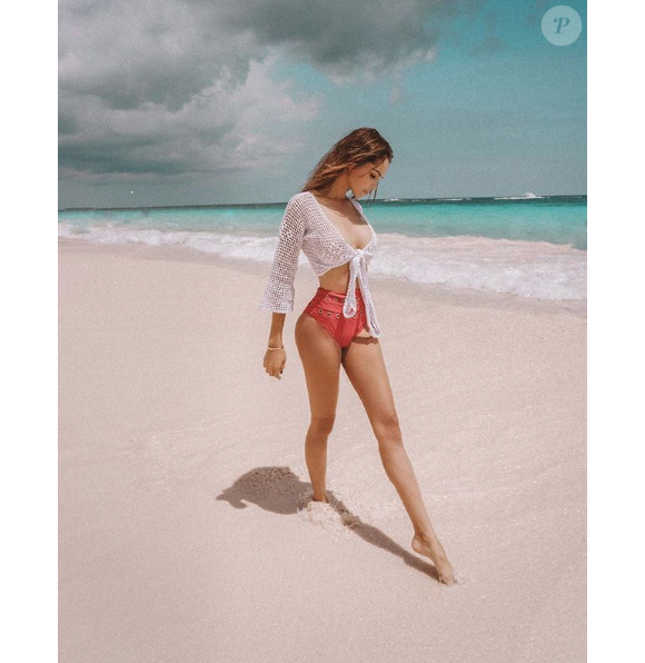Nabilla sexy dans les Bermudes à la mi-juillet 2018.