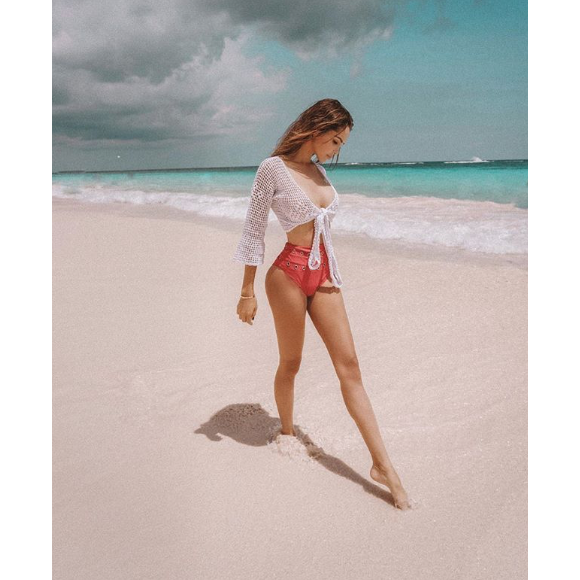 Nabilla sexy dans les Bermudes à la mi-juillet 2018.