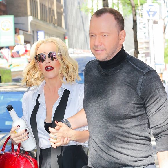 Jenny McCarthy et son mari Donnie Wahlberg se promènent dans les rues de New York, le 13 septembre 2017.