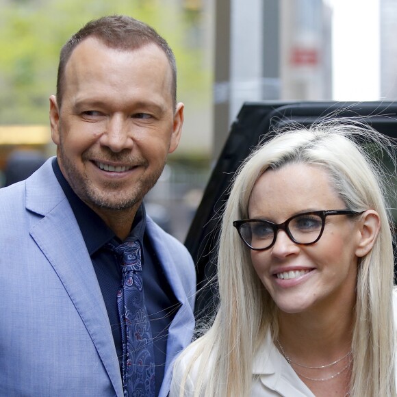 Jenny McCarthy et son mari Donnie Wahlberg quittent la "Sirius Radio" à New York le 4 mai 2016.