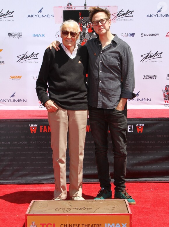 Stan Lee et James Gunn lors de la pose des empreintes de Stan Lee dans le ciment au TCL Chinese Theater à Los Angeles, le 18 juillet 2017.