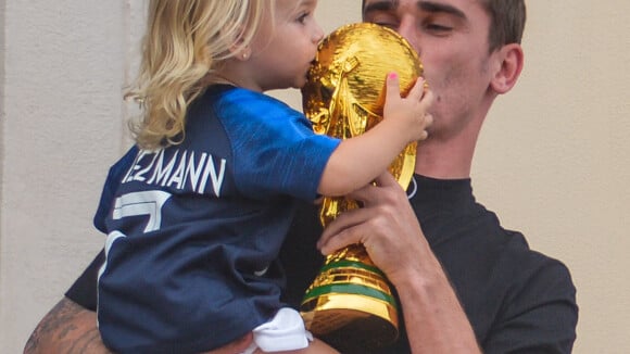 Antoine Griezmann : Champion ovationné à Mâcon, sa petite Mia mini-footballeuse