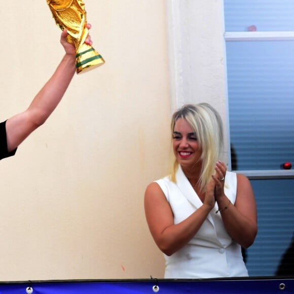 Antoine avec sa femme Erika Choperena et sa fille Mia - Antoine Griezmann venu remercier les supporters de sa ville natale de Mâcon, suite à la victoire de la coupe du monde de football 2018 le 20 juillet 2018 © Romain Doucelin / Bestimage