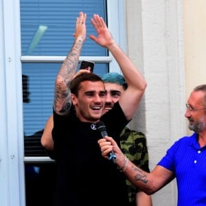 Son père Alain Griezmann, avec le micro et son frère Théo - Antoine Griezmann venu remercier les supporters de sa ville natale de Mâcon, suite à la victoire de la coupe du monde de football 2018 le 20 juillet 2018 © Romain Doucelin / Bestimage