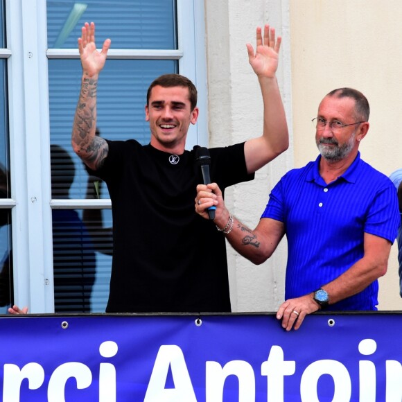 Son père Alain Griezmann, avec le micro , sa fille Mia et son frère Théo - Antoine Griezmann venu remercier les supporters de sa ville natale de Mâcon, suite à la victoire de la coupe du monde de football 2018 le 20 juillet 2018 © Romain Doucelin / Bestimage