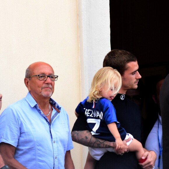 Antoine Griezmann avec sa fille Mia dans ses bras et le maire de la ville de Mâcon, Jean-Patrick Courtois, à droite - Présent sur le balcon de l'hôtel de ville de Mâcon, pour la venu du joueur de foot de l'équipe de France, Antoine Griezmann et sa fille Mia le 20 juillet 2018 © Romain Doucelin / Bestimage