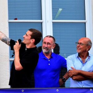 Antoine Griezmann avec son père Alain Griezmann sur le balcon de l'hôtel de ville de Mâcon - Antoine Griezmann en train de faire un selfie ave son téléphone, pour les réseaux sociaux. Antoine Griezmann venu remercier les supporters de sa ville natale de Mâcon, suite à la victoire de la coupe du monde de football 2018 le 20 juillet 2018 © Romain Doucelin / Bestimage