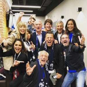 Didier Deschamps entouré de son fils Dylan, Nagui, Mélanie Page, Valérie Bègue, Jean Roch, Bruno Solo, Leïla Kaddour lors du Mondial 2018. Instagram, le 22 juin 2018.