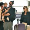 Russell Brand, sa femme Laura et leur fille Mabel lors d'un voyage entre Londres et Los Angeles, en février 2018.