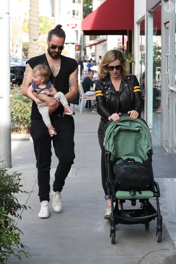 Exclusif - Russell Brand se balade avec sa femme Laura Gallacher et sa fille Mabel dans les rues de Beverly Hills, le 29 janvier 2018.