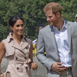 Le prince Harry, duc de Sussex, et Meghan Markle, duchesse de Sussex, lors de leur visite de l'exposition commémorative de la naissance de Nelson Mandela au centre Southbank à Londres le 17 juillet 2018