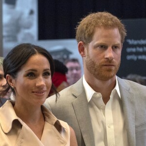 Le prince Harry, duc de Sussex, et Meghan Markle, duchesse de Sussex, lors de leur visite de l'exposition commémorative de la naissance de Nelson Mandela au centre Southbank à Londres le 17 juillet 2018