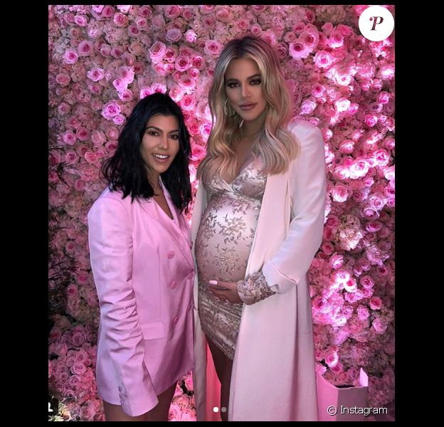 Kourtney Kardashian et sa soeur Khloé (enceinte de sa fille True Thompson) en mars 2018.