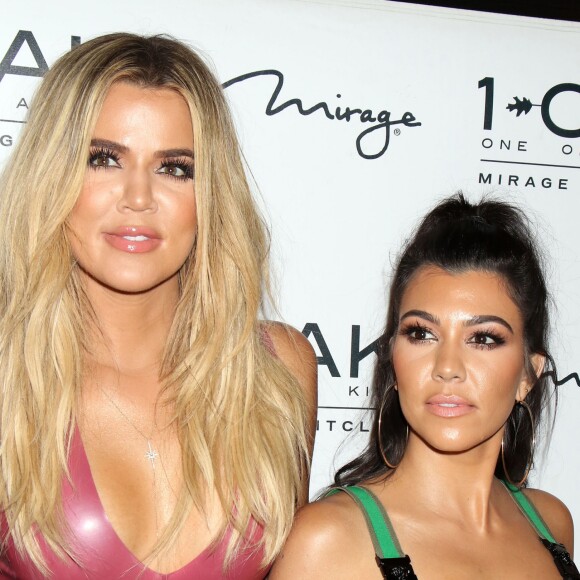 Khloe Kardashian, Kourtney Kardashian à la soirée d'anniversaire de Scott Disick au 1OAK Nightclub de l’hôtel The Mirage Hotel & Casino à Las Vegas, le 27 mai 2016