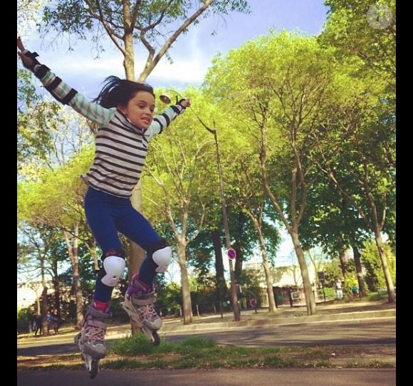 Luna, la fille de Jérôme Bertin, fait du roller - Instagram, 5 avril 2014