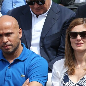 Eric Judor et sa compagne - People dans les tribunes des Internationaux de France de tennis de Roland Garros à Paris. Le 28 mai 2015