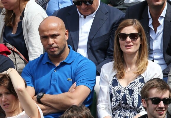 Eric Judor et sa compagne - People dans les tribunes des Internationaux de France de tennis de Roland Garros à Paris. Le 28 mai 2015