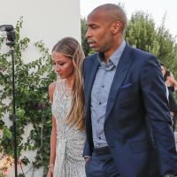 Thierry Henry avec sa belle Andrea pour fêter le mariage de Cesc Fabregas