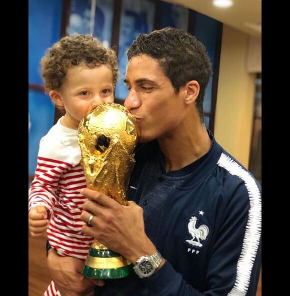 Raphaël Varane pose avec la Coupe du monde et son fils Ruben. Instagram, le 16 juillet 2018.