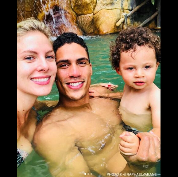 Raphaël Varane en vacances avec sa compagne Camille et leur fils Ruben. Instagram, le 25 juillet 2018.