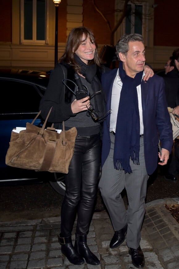 Carla Bruni quitte la salle de concert rentre à son hôtel avec son mari Nicolas Sarkozy à Madrid le 10 janvier 2018.