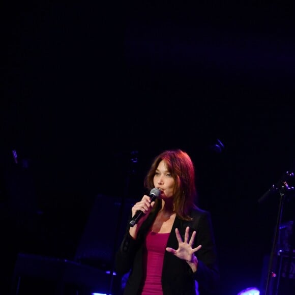 Carla Bruni-Sarkozy en concert lors du 58e festival "Jazz à Juan" à Juan-les-Pins le 17 juillet 2018. © Bruno Bebert/Bestimage