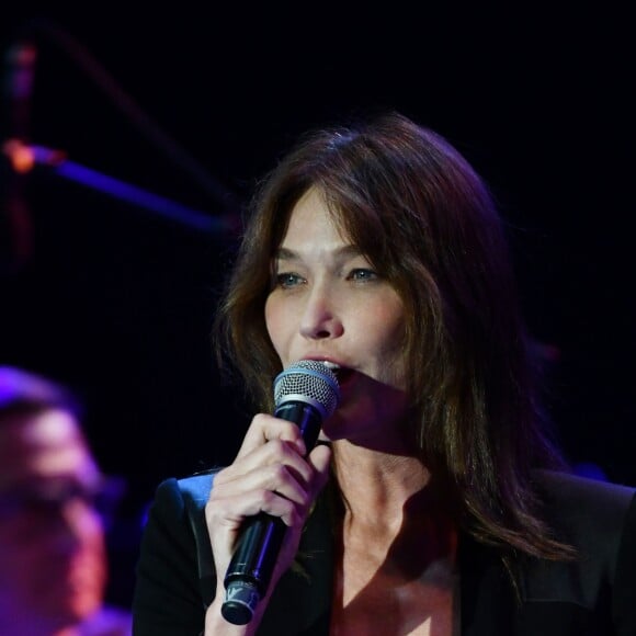 Carla Bruni-Sarkozy en concert lors du 58e festival "Jazz à Juan" à Juan-les-Pins le 17 juillet 2018. © Bruno Bebert/Bestimage