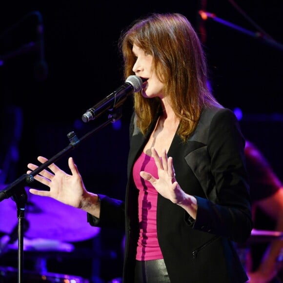 Carla Bruni-Sarkozy en concert lors du 58e festival "Jazz à Juan" à Juan-les-Pins le 17 juillet 2018. © Bruno Bebert/Bestimage