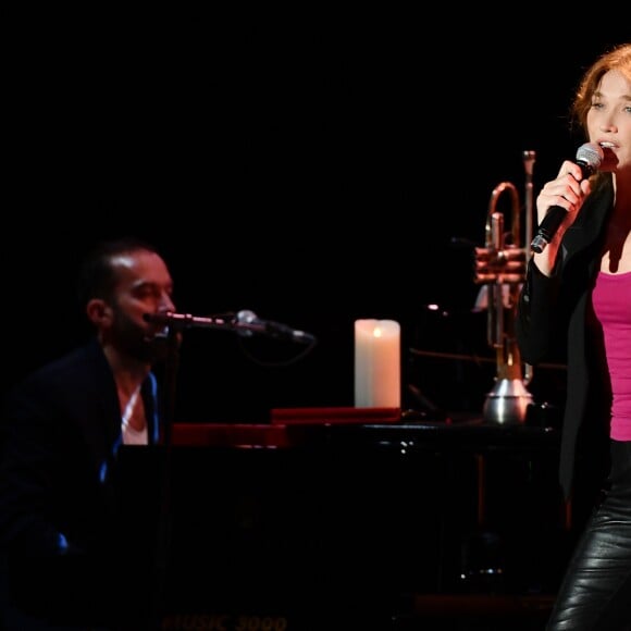 Carla Bruni-Sarkozy en concert lors du 58e festival "Jazz à Juan" à Juan-les-Pins le 17 juillet 2018. © Bruno Bebert/Bestimage