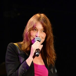 Carla Bruni-Sarkozy en concert lors du 58e festival "Jazz à Juan" à Juan-les-Pins le 17 juillet 2018. © Bruno Bebert/Bestimage