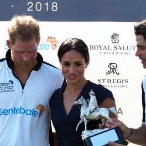 Le prince Harry, duc de Sussex, et Meghan Markle, duchesse de Sussex s'embrassent après la victoire de l'équipe du Duc à la coupe de polo ISP Hanes de Sentebale au Royal Berkshire Polo Club à Windsor au Royaume-Uni, le 26 juillet 2018.