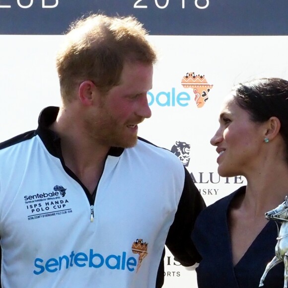 Le prince Harry, duc de Sussex, et Meghan Markle, duchesse de Sussex s'embrassent après la victoire de l'équipe du Duc à la coupe de polo ISP Hanes de Sentebale au Royal Berkshire Polo Club à Windsor au Royaume-Uni, le 26 juillet 2018.