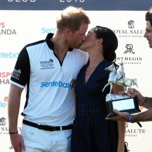 Le prince Harry, duc de Sussex, et Meghan Markle, duchesse de Sussex s'embrassent après la victoire de l'équipe du Duc à la coupe de polo ISP Hanes de Sentebale au Royal Berkshire Polo Club à Windsor au Royaume-Uni, le 26 juillet 2018.