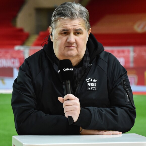 Pierre Ménès, le consultant de Canal Plus, durant la rencontre de football de Ligue 1 opposant Monaco à Lille au stade Louis II le 16 mars 2018. © Bruno Bebert/Bestimage