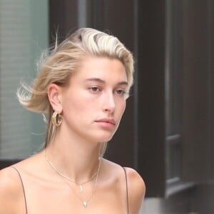 Hailey Baldwin vêtue d' une petite robe à fleurs sort d' un immeuble à New York Le 27 juillet 2018